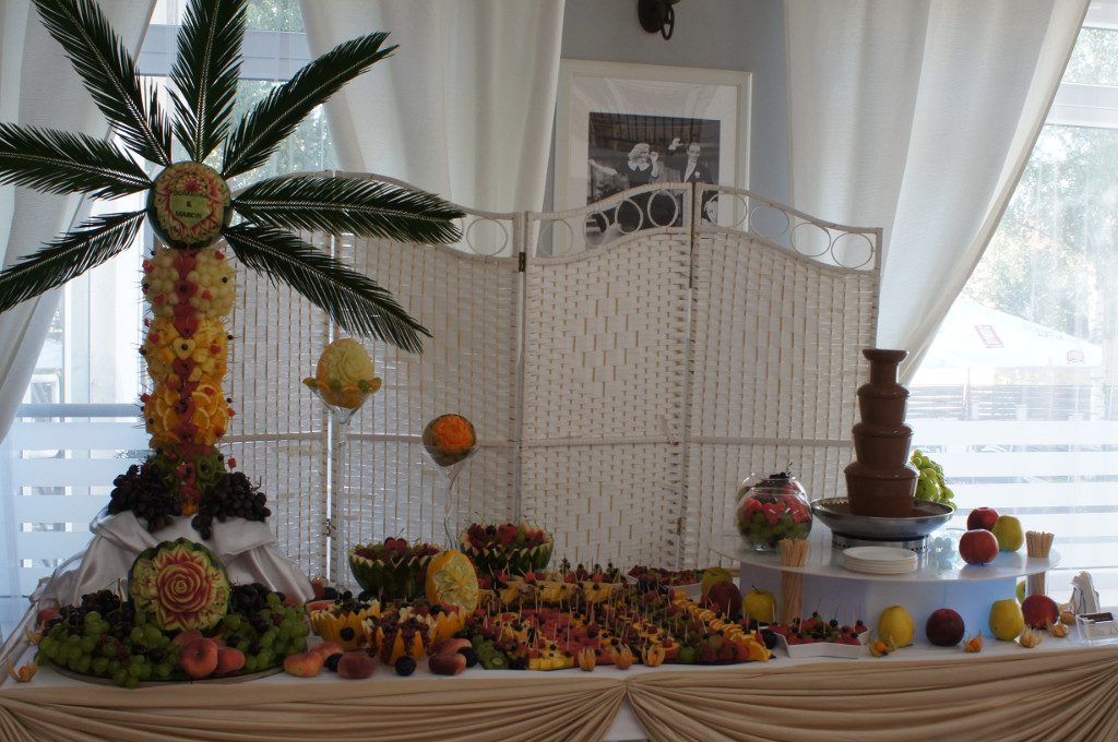 fontanna czekoladowa, stół z owocami, fruit carving, bar owocowy na bankiet, wesele, imprezę firmową, event