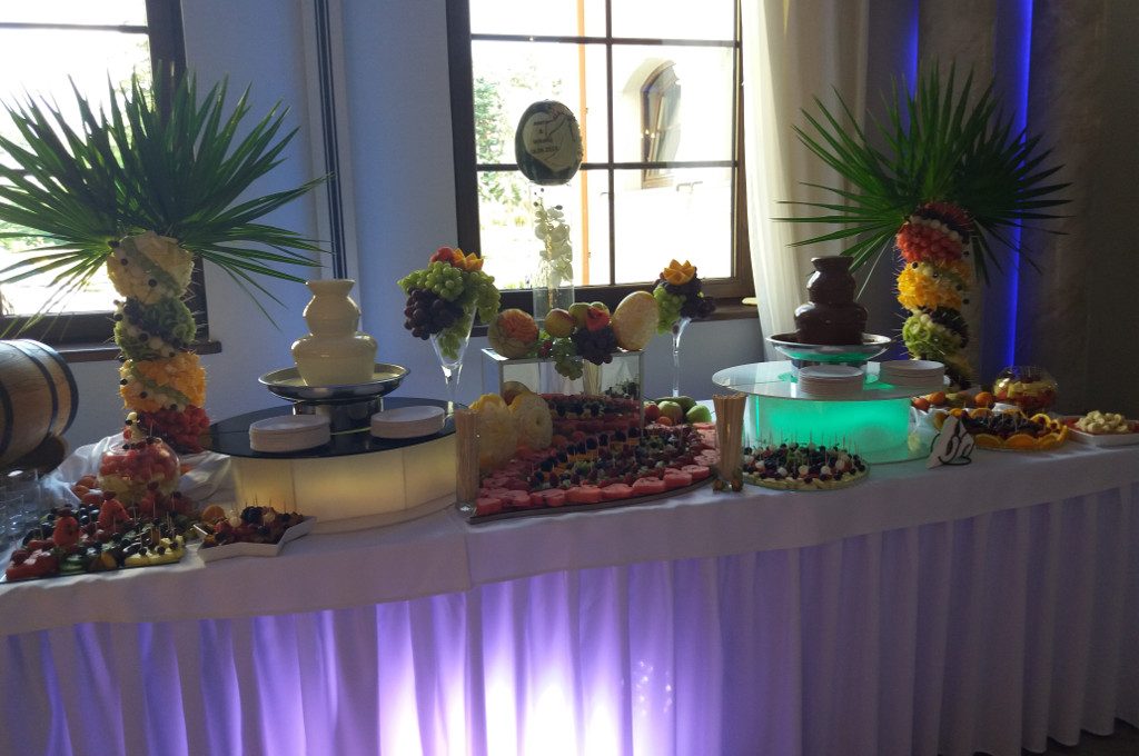 fontanna czekoladowa, biała czekolada, stół owocowy, bufet z owocami, fruit bar Vivaldi Baruchowo