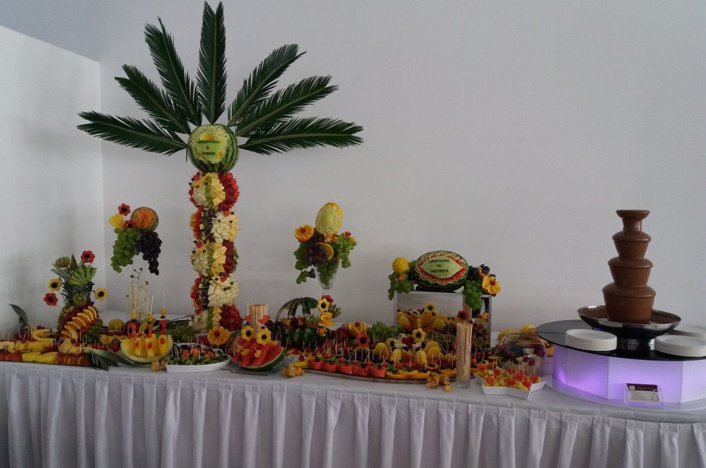 fontanna czekoladowa, bufet owocowy, stół z owocami, stół owocwy Hacjenda Malanów