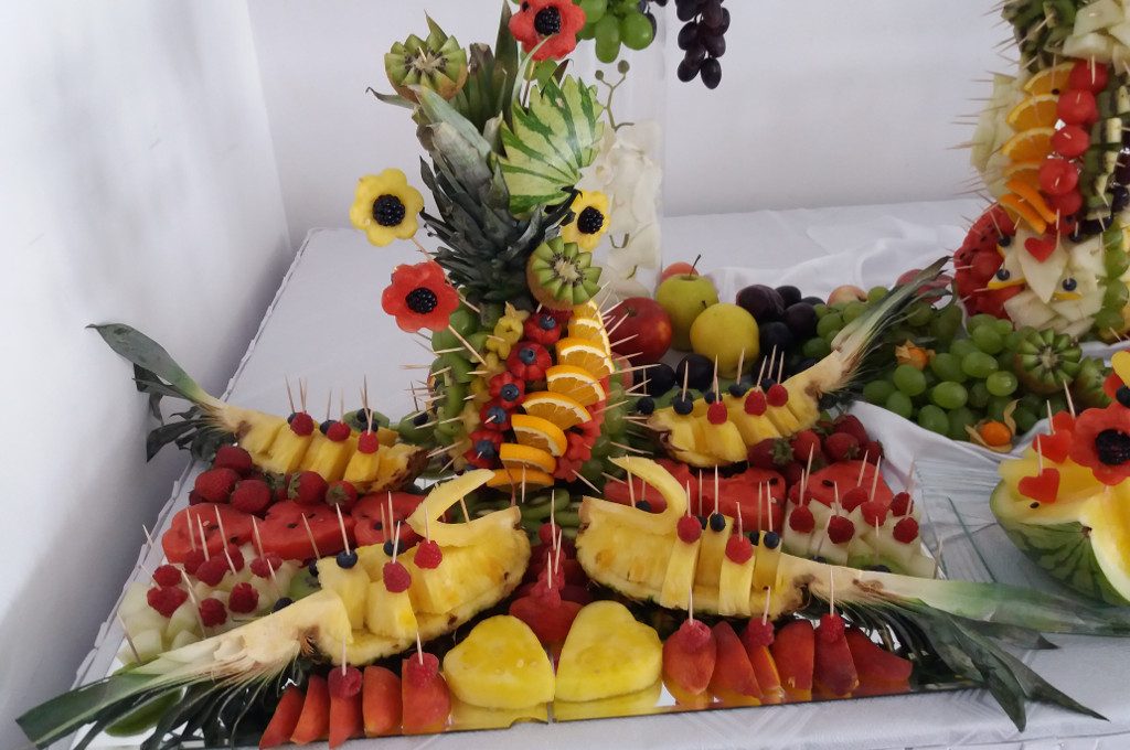 fruit bar, fruit carving, dekoracje owocowe, stół z owocami