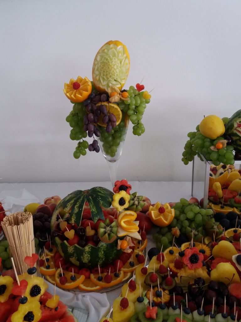 fruit carving, fruit bar, stół z owocami, dekoracje owocowe, fontanna czekoladowa Hacjenda Malanów