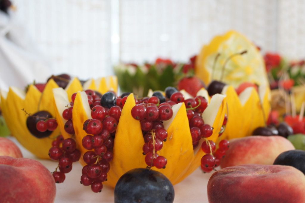 kosze owocowe, fruit carving, dekoracje z owoców, stoły z owocami
