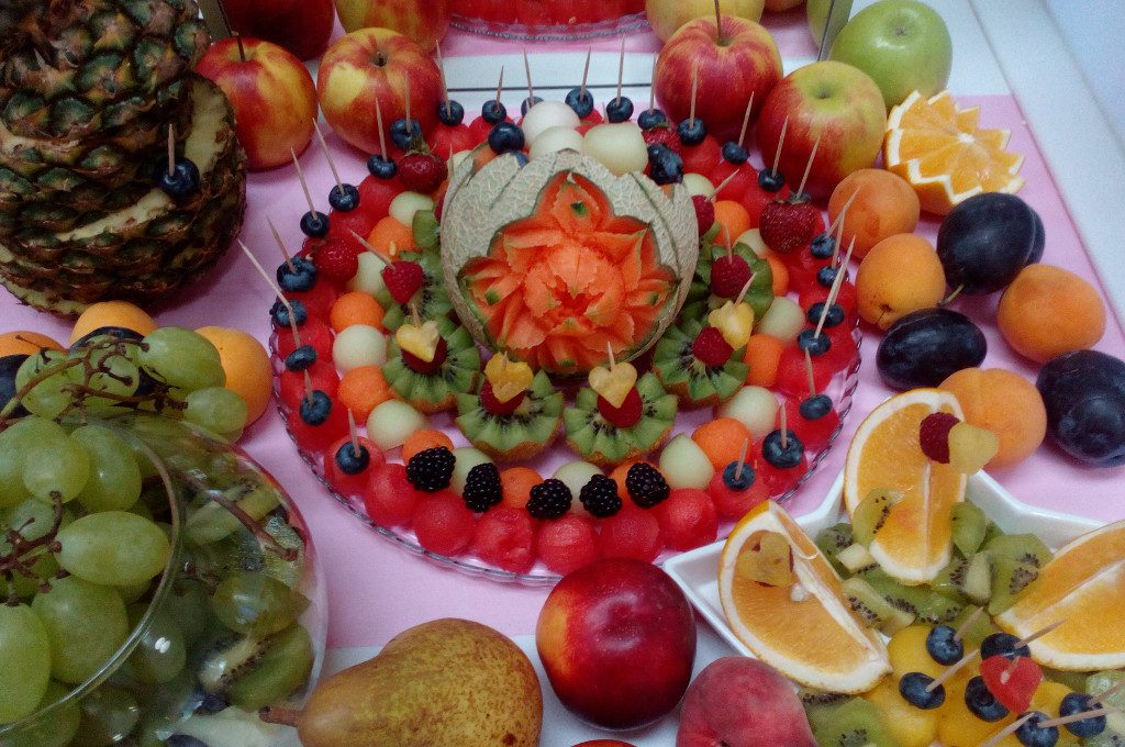 stół z owocami, stół owocowy, dekoracje owocowe, fruit carving