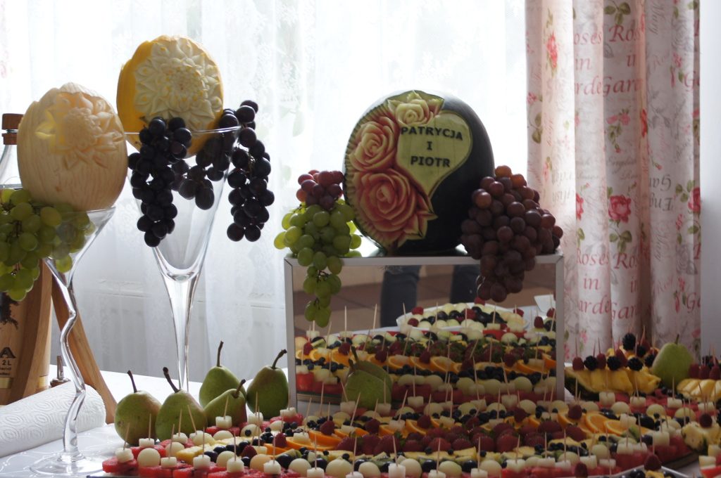 carving, dekoracje owocowe, fruit bar, bufet owocowy, stół z owocami