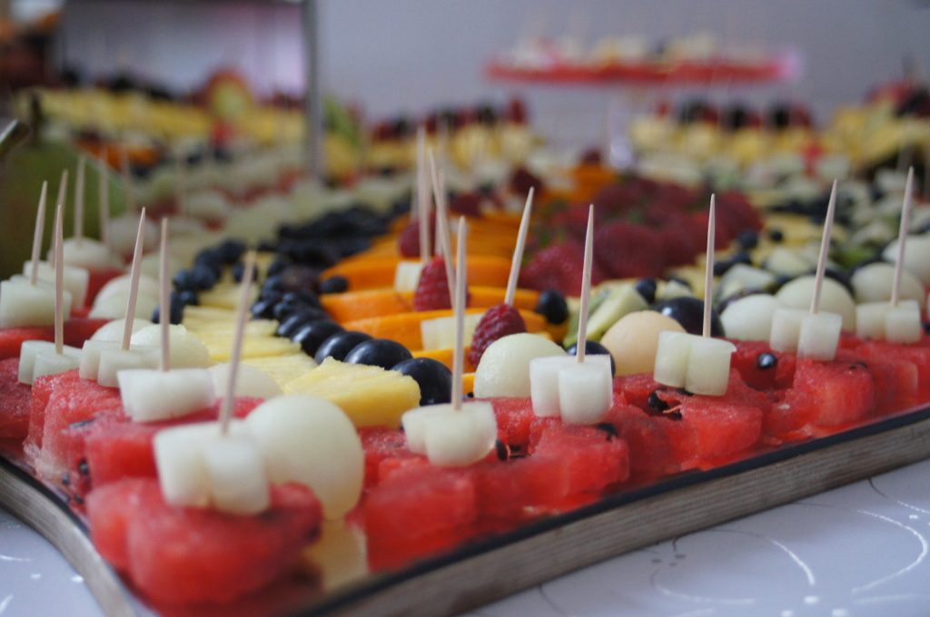 stół owocowy, fruit carving, dekoracje owocowe, bufet owocowy