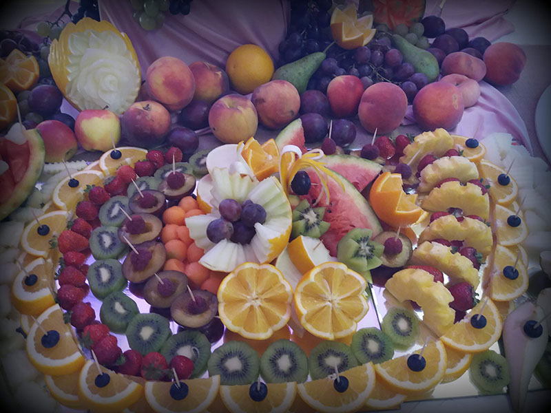 Stół z owocami