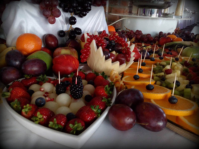 Dekoracje owocowe wraz ze stołem owocowym