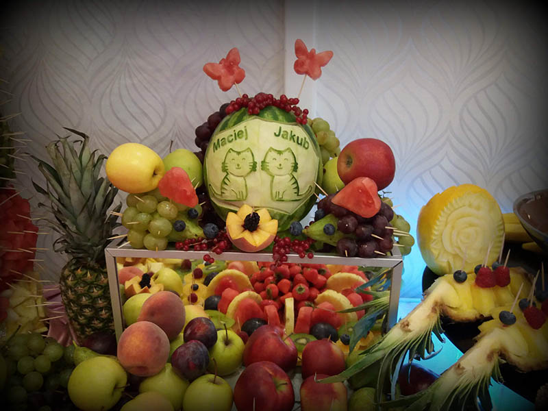 Owocowy bufet i wyrzeźbione owoce
