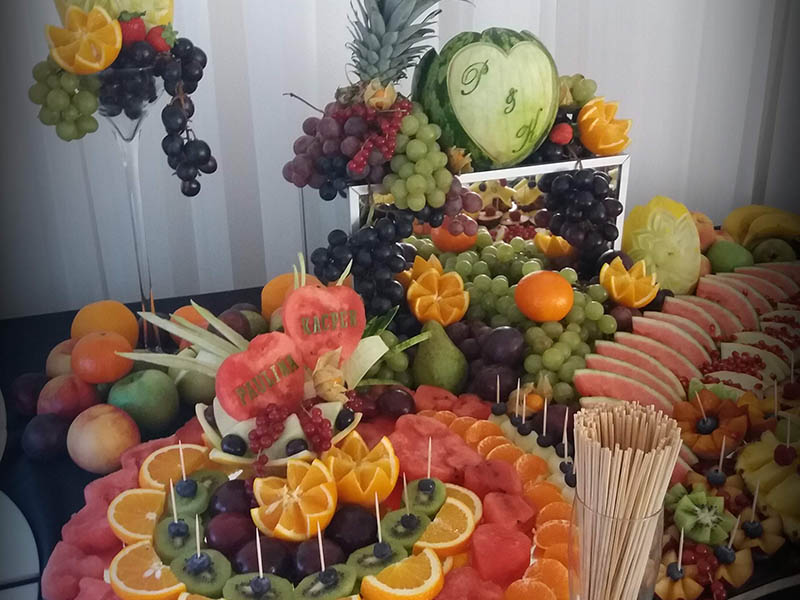 stół owocowy i owoce wyrzeżbione
