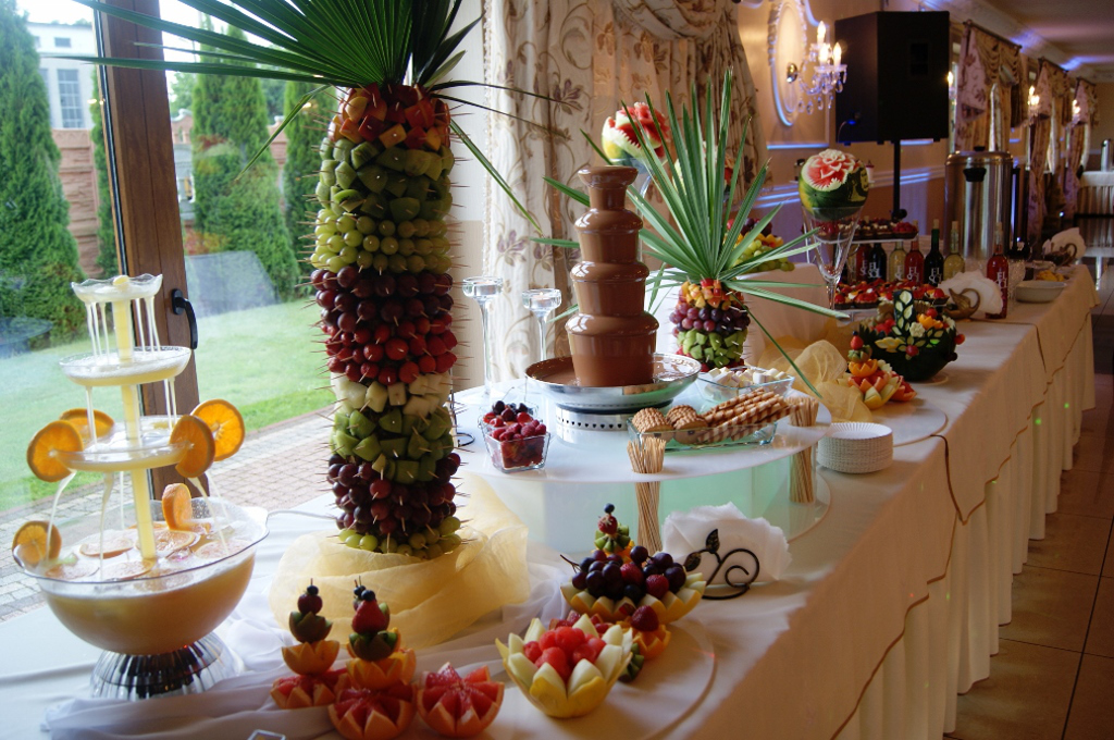 fontanna czekoladowa Zegrze Południowe, fontanna czekoladowa Mario, owocowa wyspa, dekoracje z owoców, carving