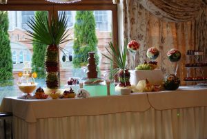 Dekoracyjny owocowy stół, dekoracje carvingowe z owoców, fontanna czekoladowa