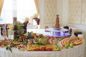 STÓŁ OWOCOWY Przepiórka Świnków, fontanna czekoladowa, stół z owocami, dekoracje owocowe Przepiórka Świnków, bufet owocowy, fruit carving