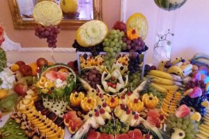 dekoracje owocowe Zajazd Staropolski Turek, fontanna czekoladowa Turek, stół z owocami, bufet owocowy, STÓŁ OWOCOWY Staropolski Olszówka