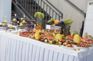 fruit carving, stół owocowy Biały Fortepian Koło, stół z owocoami, dekoracje owocowe Biały Fortepian w Kole, carving Konin
