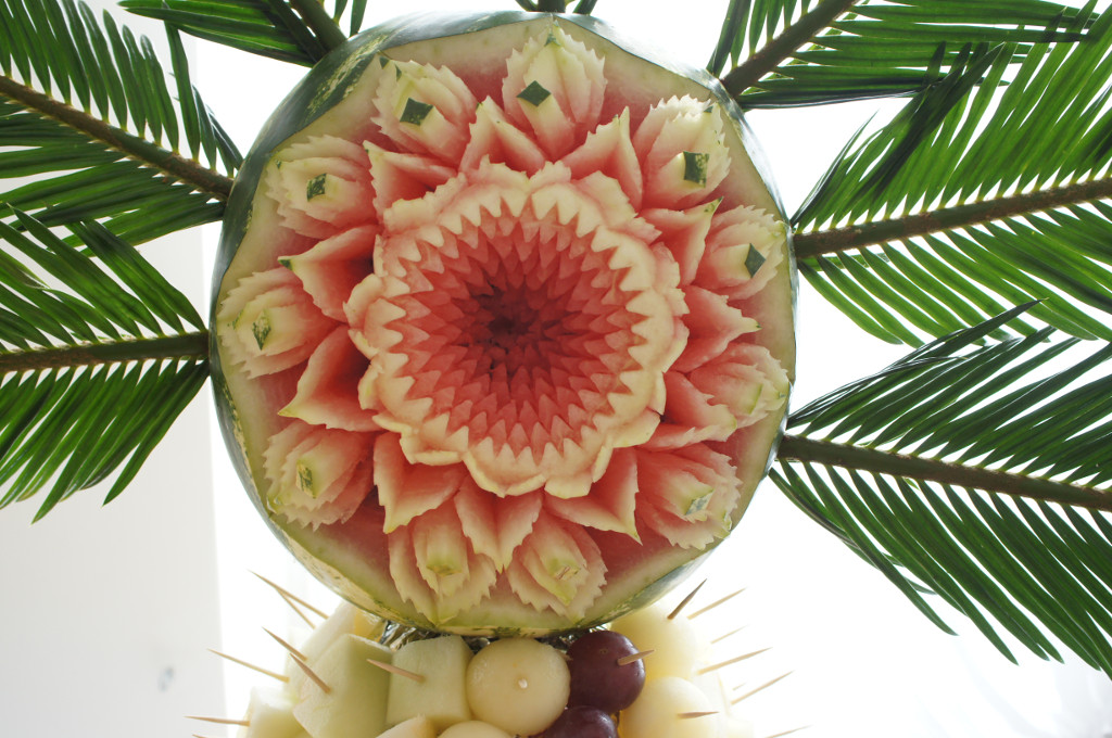 fruit carving, stół owocowy Eden w Turku, stół z owocoami, dekoracje owocowe Eden w Turku, carving Turek