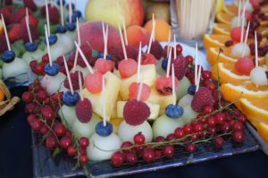 stół z owocami, stół owocowy Ligrana Palace Chojny, fruit carving, dekoracje owocowe , fontanna czekoladowa Ligrana Palace Koło, carving Warszawa