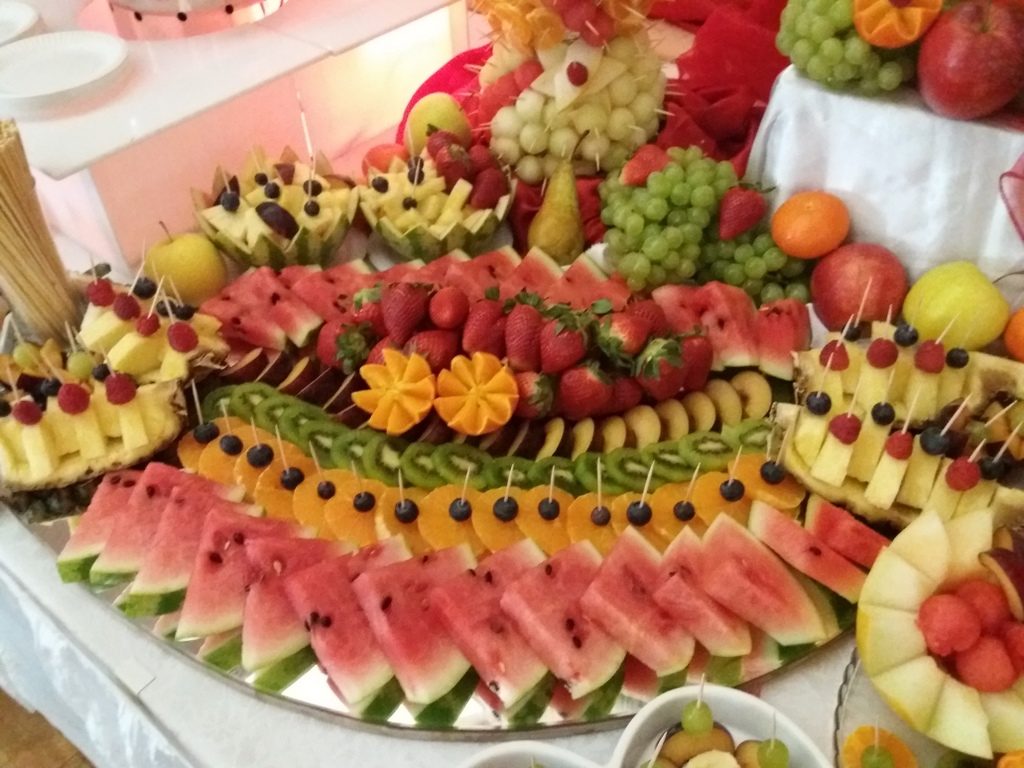 fontanna czekolady Konin,stół z owocami Koło, fontanna czekoladowa Turek, dekoracje owocowe, fruit carving, atrakcje na 18stkę