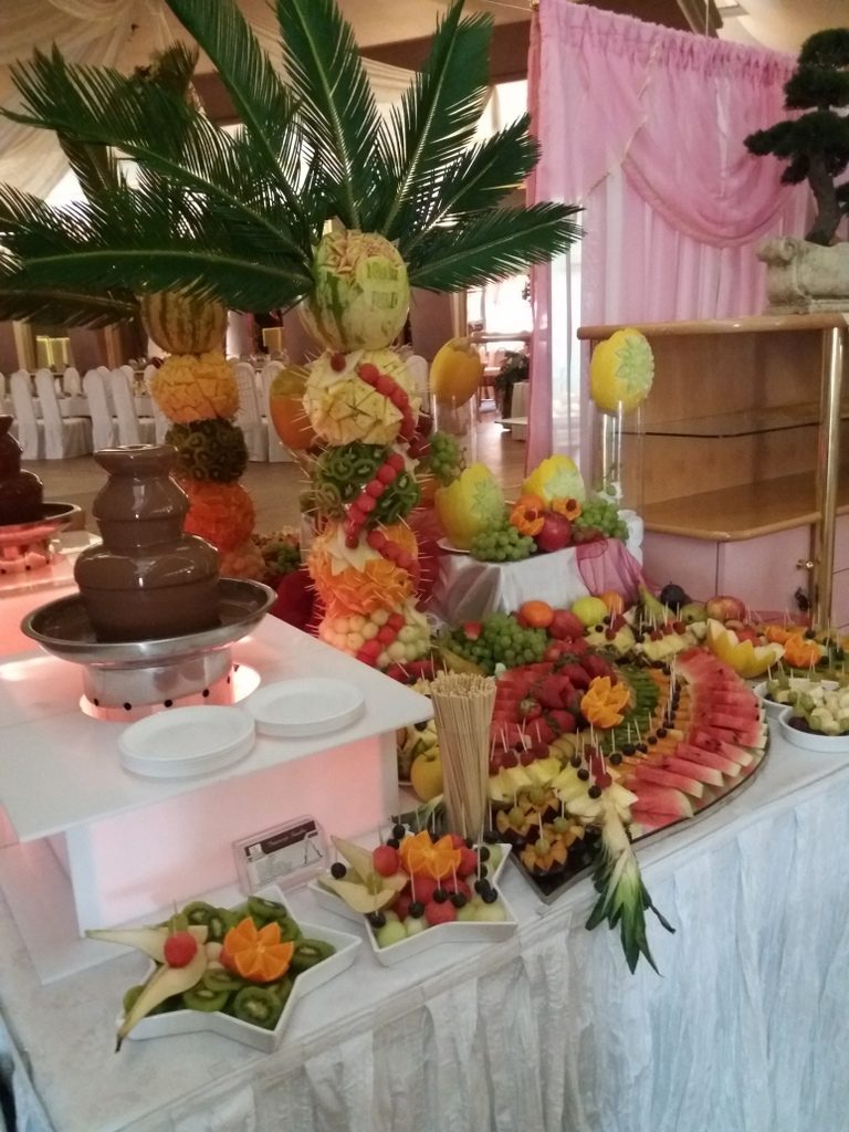 stół owocowy Maggi Rogoźno,stół z owocami Konin, fontanna czekoladowa Ślesin, dekoracje owocowe, atrakcje na 18stkę