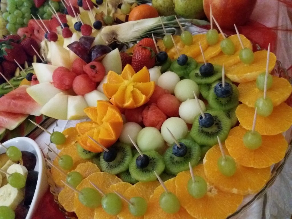 stół z owocami Koło, fontanna czekoladowa Turek, dekoracje owocowe, fruit carving, atrakcje na 18stkę