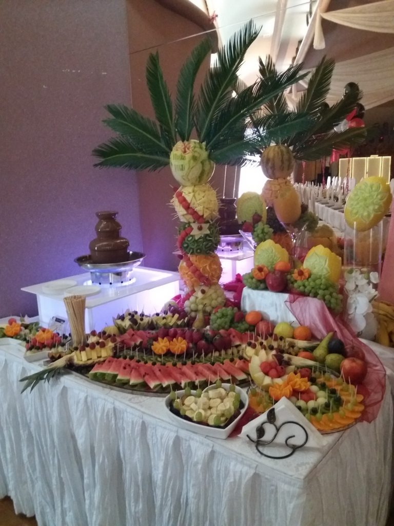 stół z owocami Rogoźno, fontanna czekoladowa Maggi Rogoźno, dekoracje owocowe, fruit carving, atrakcje na 18stkę