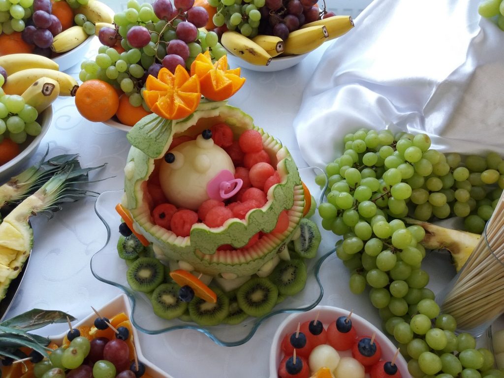 stół z owocami, palma owocowa, dekoracje owocowe, fruit carving na Chrzest, fontanna czekoladowa na Chrzest Św. Dąbie Kujawskie