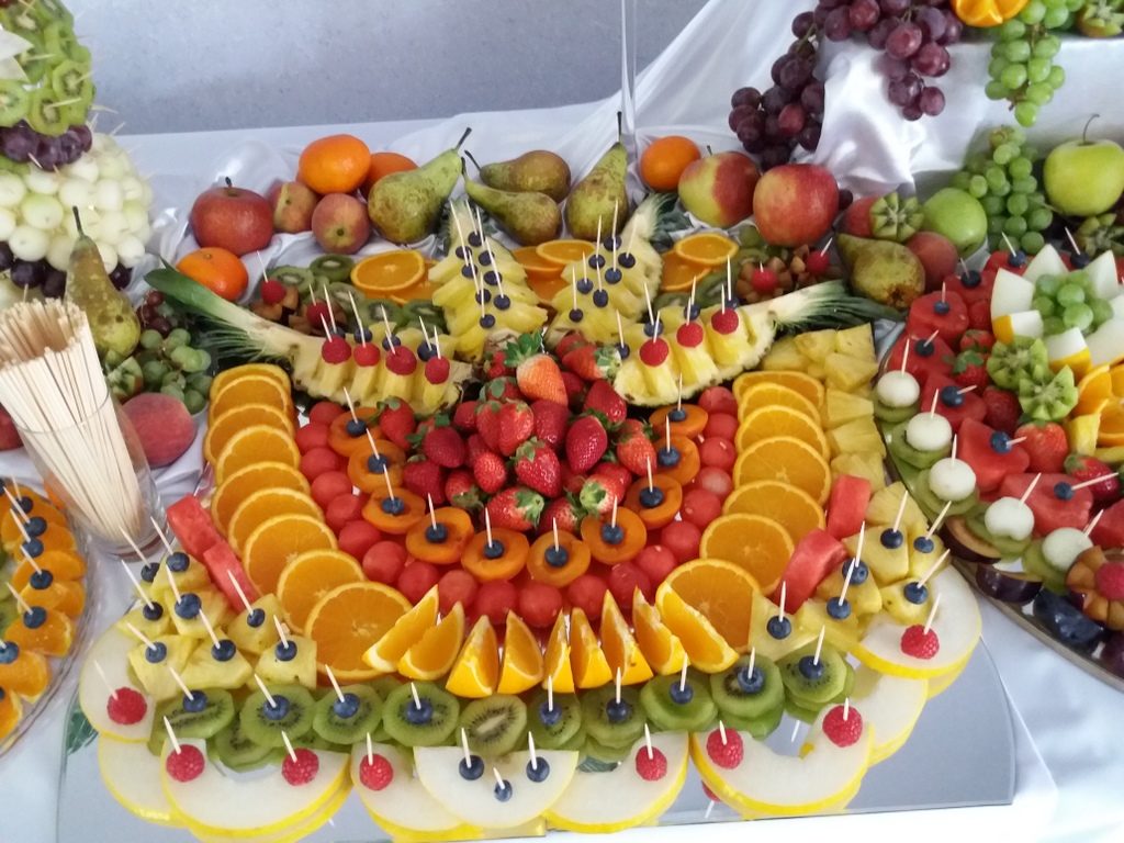 stół z owocami, fontanna czekoladowa, dekoracje owocowe, fruit carving Kleczew, Konin, Turek, Koło