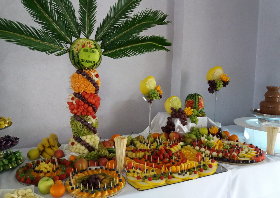 stół z owocami, fruit bar, fontanna czekoladowa, dekoracje owocowe, fruit carving Kleczew, Konin, Turek, Koło
