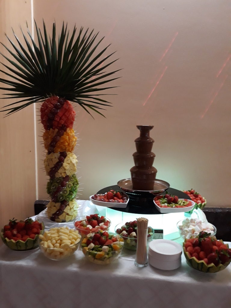 fontanna czekoladowa Poznań, fontanna czekoladowa Śrem, palma owocowa, atrakcje na 40 lecie ślubu, Restauracja Relax w Śremie
