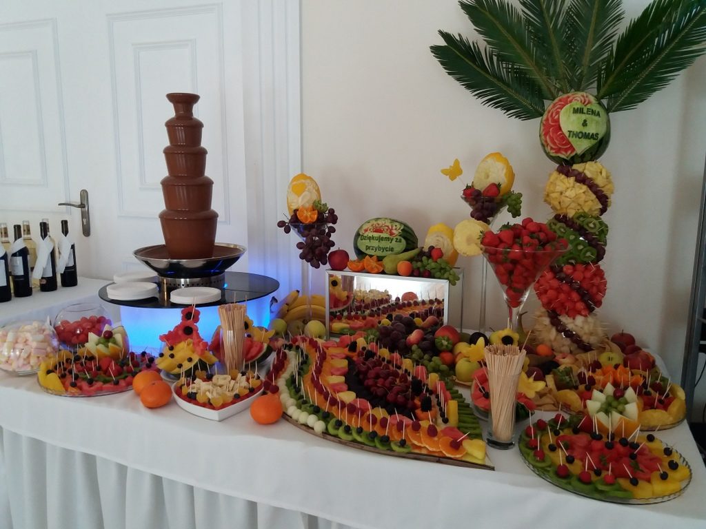 fontanna czekoladowa, stół owocowy, palma owocowa, fruit carving, fruit bar, dekoracje owocowe Biały Pałac