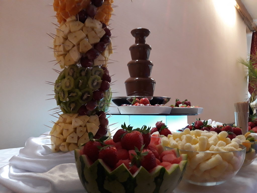 fontanna czekoladowa Śrem, palma owocowa, atrakcje na 40 lecie ślubu, Restauracja Relax w Śremie