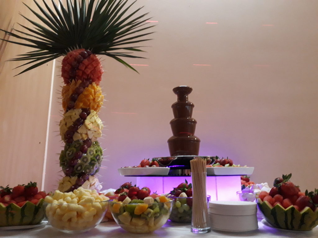 fontanna czekoladowa Śrem, palma owocowa, atrakcje na rocznicę ślubu, Restauracja Relax w Śremie