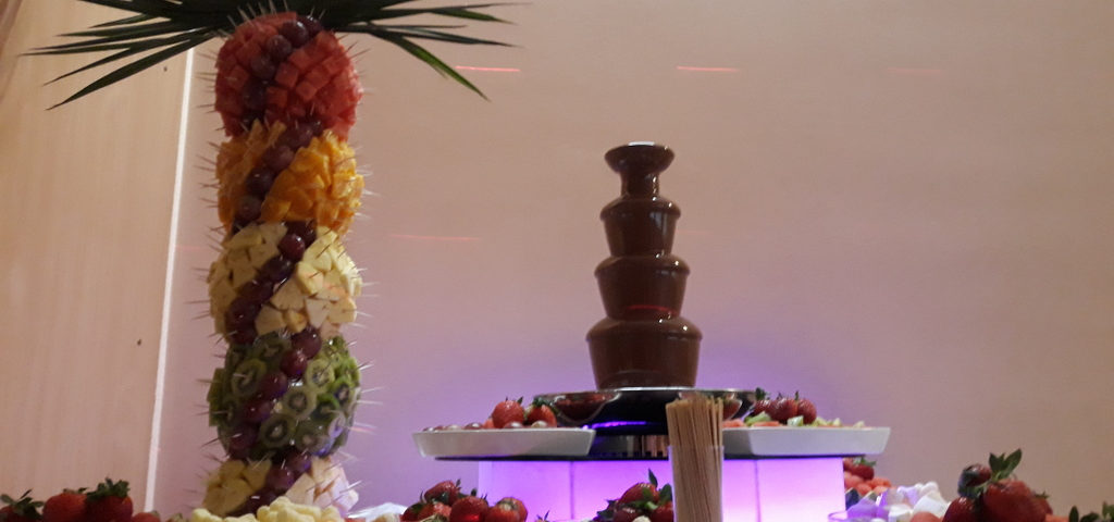 fontanna z czekolady Poznań, fontanna czekoladowa Śrem, palma owocowa, atrakcje na 40 lecie ślubu, Restauracja Relax w Śremie, wyróżnienie