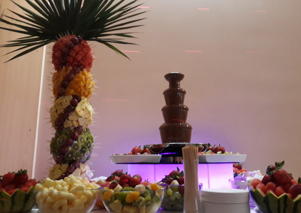 fontanna z czekolady Poznań, fontanna czekoladowa Śrem, palma owocowa, atrakcje na 40 lecie ślubu, Restauracja Relax w Śremie, wyróżnienie