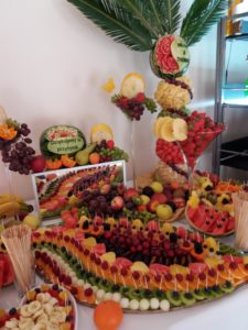 stół z owocami, fruit carving, fruit bar, plma owocowa Biały Pałac Konstantynów Łódzki