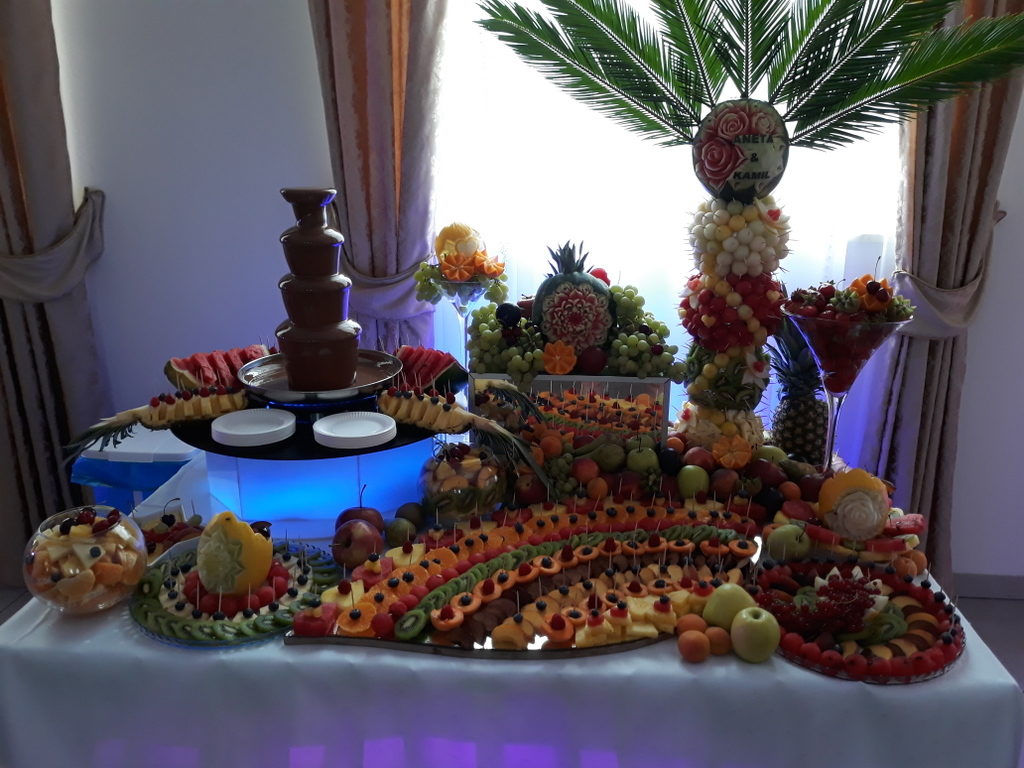 fontanna czekoladowa, palma owocowa, stół z owocami, fruit carving, zajazd Europejski
