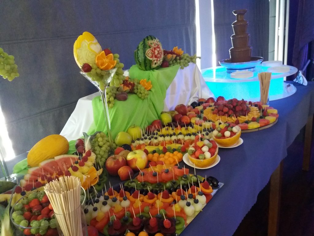 fontanna z czekolady, fruit carving, dekoracje owocowe, fruit bar, stół owocowy Moran Spa Powidz