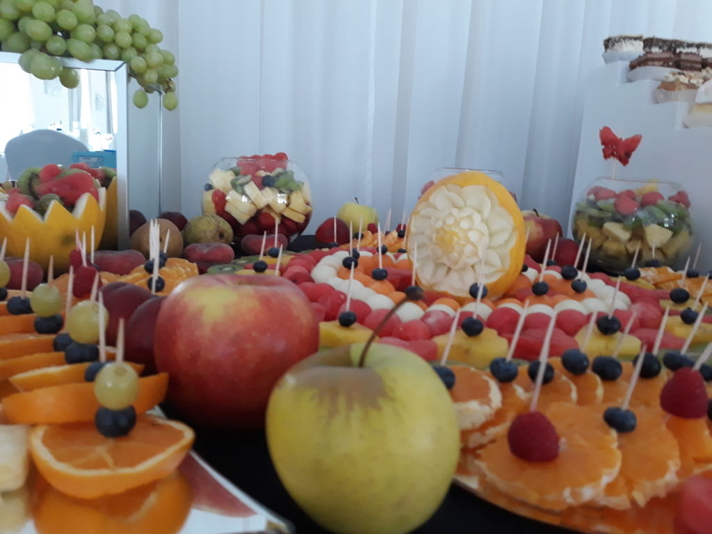 fruit carving, bufet owocowy, stół owocowy, dekoracje owocowe, fruit bar Ligrana Palace