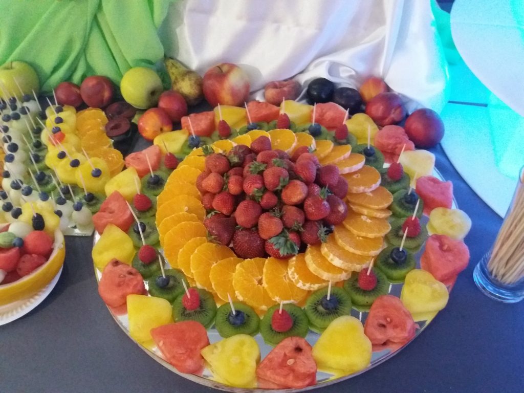 lustra z owocami, fruit carving, dekoracje owocowe, fruit bar, stół owocowy Moran Spa Powidz