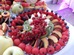 stół z owocami, stół owocowy, dekoracje owocowe, fruit bar Zajazd Europejski
