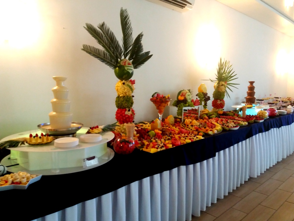 stół owocowy Ligrana Palace, fruit bar, fruit carving, dekoracje owocowe, fontanna czekoladowa, palma owocowa