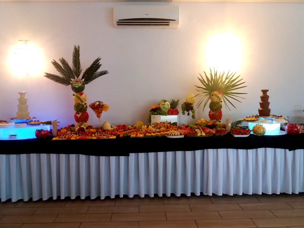stół owocowy, fruit bar, fruit carving, dekoracje owocowe, fontanna czekoladowa, palma owocowa