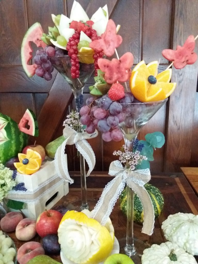 dekoracje owocowe, stół owocowy rustykalny, fontanna czekoladowa, palma owocowa, fruit carving, fruit bar Kalinka Przymiarki