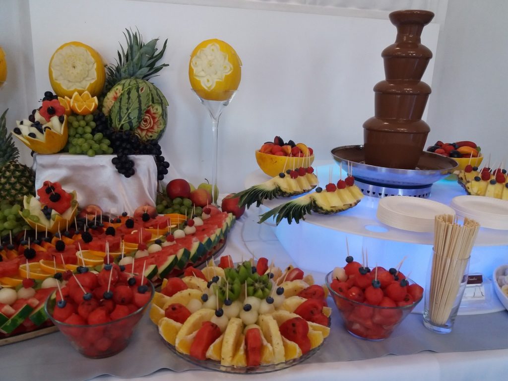 fontanna z czekolady, stół owocowy, fruit carving, fruit bar Czarny Staw Aleksandrów Łódzki