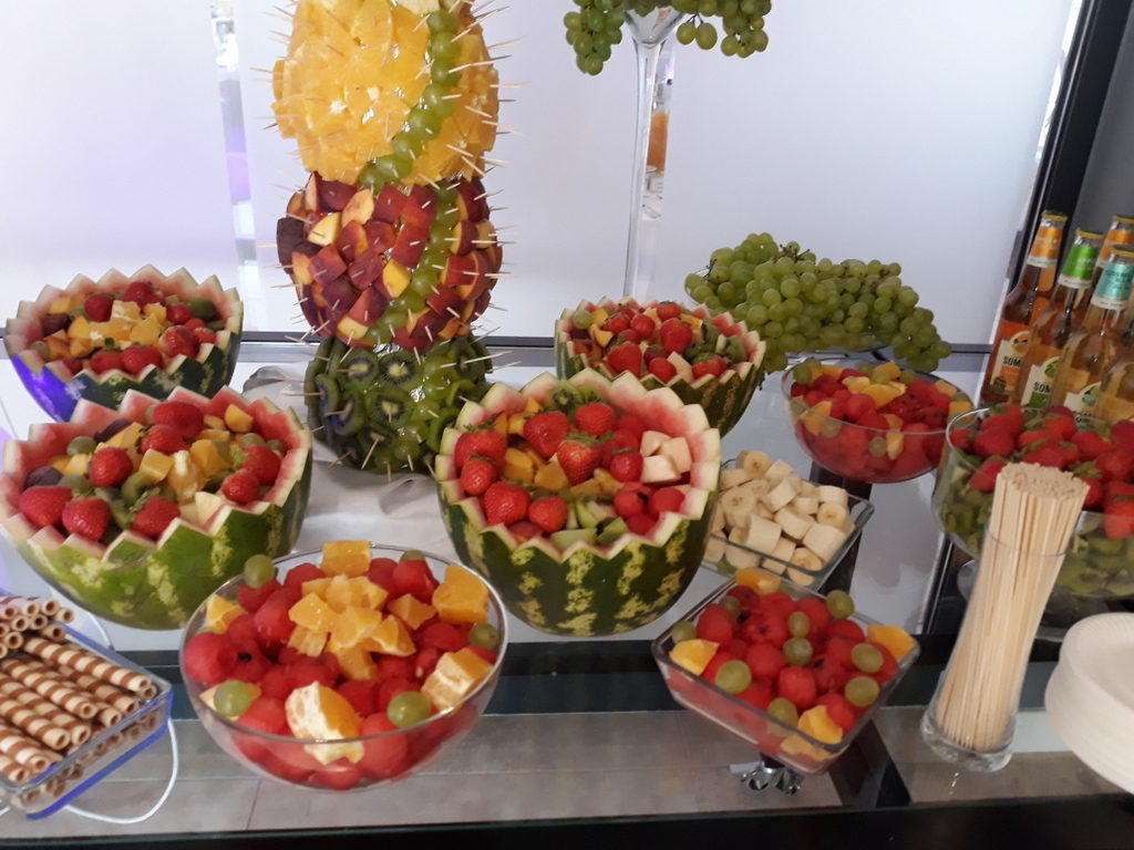 owoce na wesele Artis Loft Hotel, dekoracje owocowe, fruit bar, fontanna czekoladowa Łódź, Turek, Włocławek