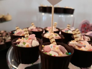 słodki stół, czekoladowe minideserki, słodki bar, deserki czekoladowe, fingerfood, shoot