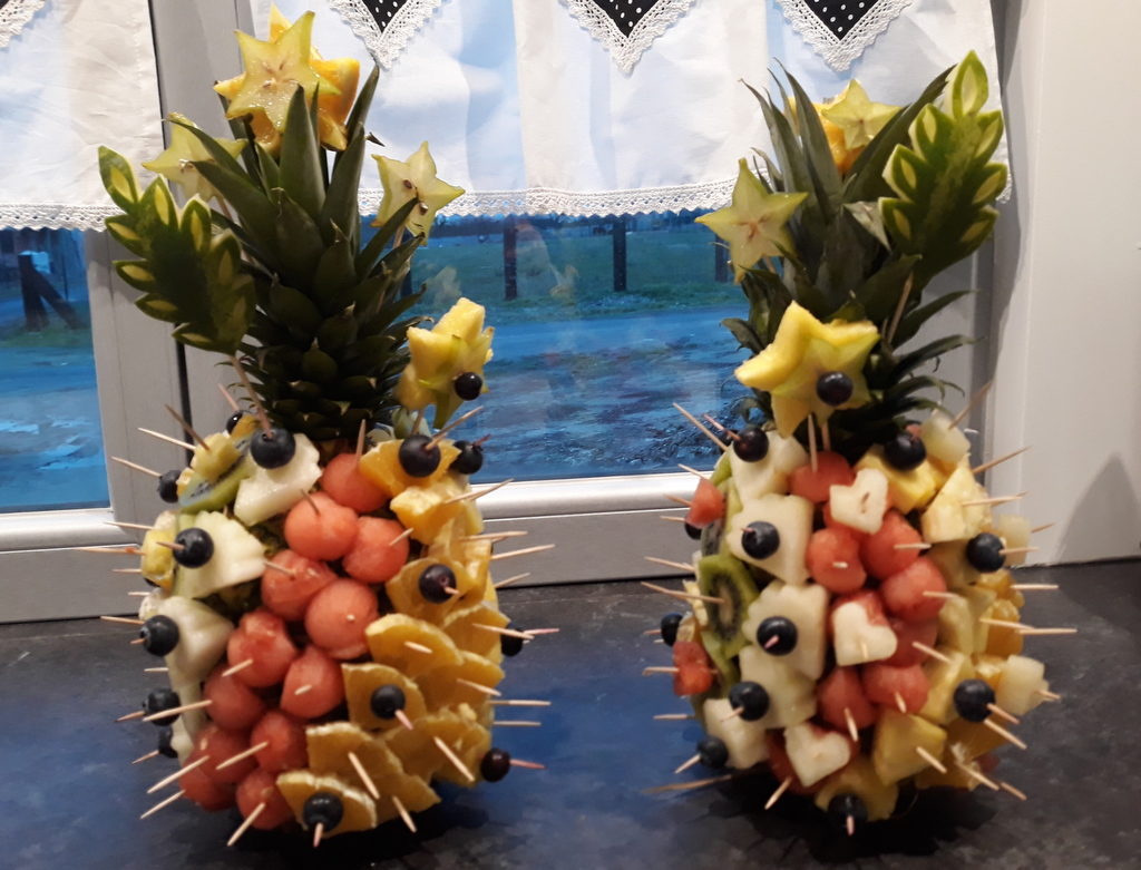 dekoracyjne ananasy na stół, owoce na imprezę