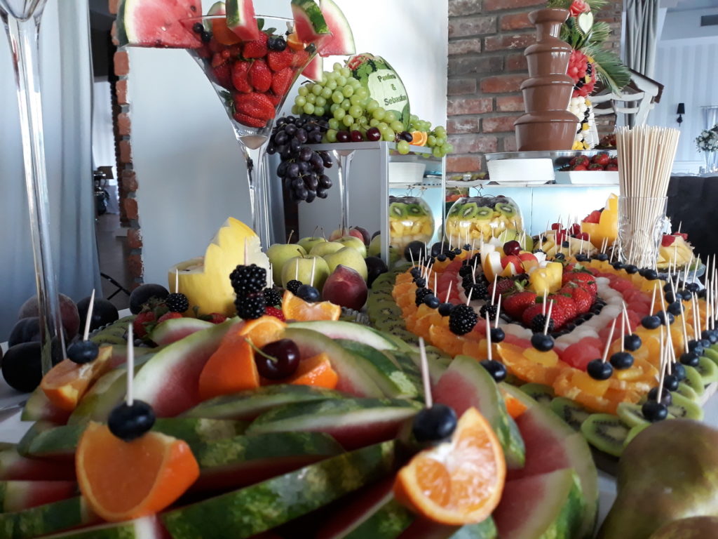fruit carving, fruit bar, fontanna czekoladowa, palma owocowa, stół owocowy, dekoracje owocowe, bufet owocowy