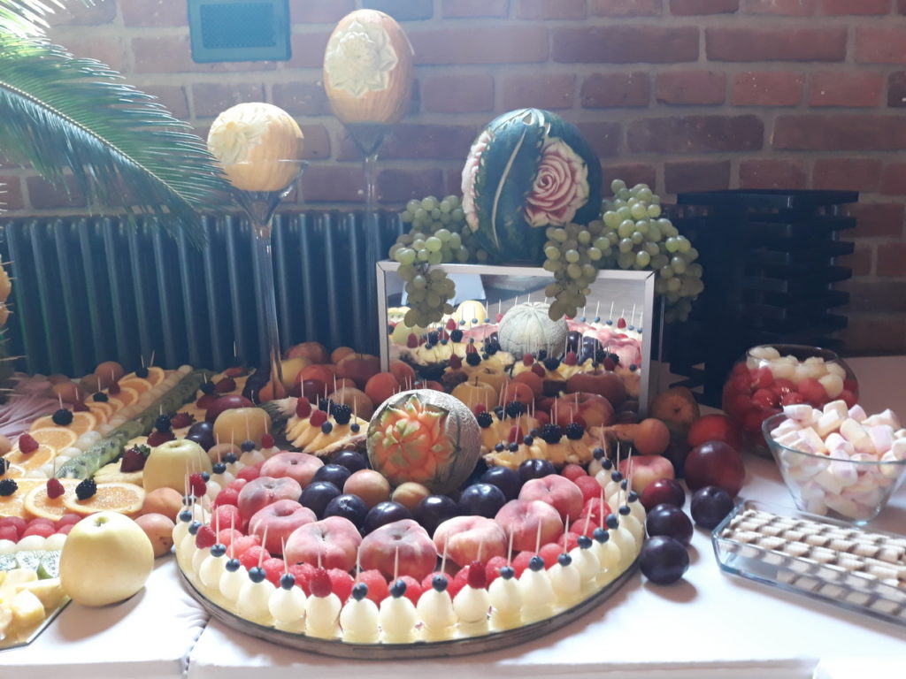 stół owocwy, fruit carving, fruit bar, palma owocowa, fontanna czekoladowa, Zamek Topacz Ślęza k. Wrocławia