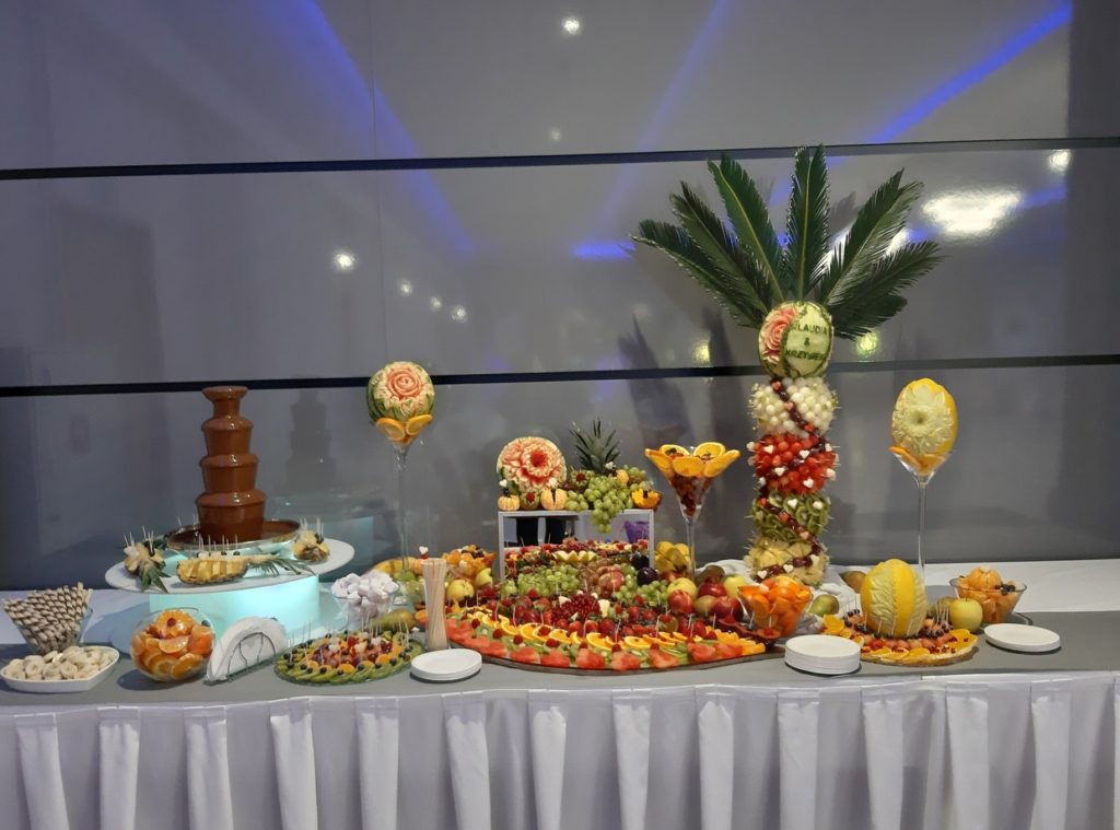 stół owocowy, fontanna czekoladowa, fruit carving, dekoracje owocowe Konin, Turek, Słupca, Września