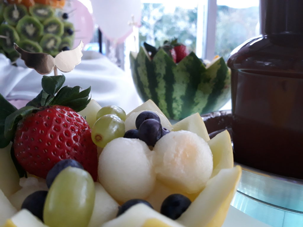 fontanna czekoladowa na Chrzciny, fruit carving, dekoracje owocowe, palma owocowa, Hotel Azyl Kąty Wrocławskie